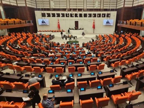 Tbmmde turkiye irak petrol hatti tartismasi muhalefetin arastirma onerisi akp ve mhp oylariyla O5N24Mcv